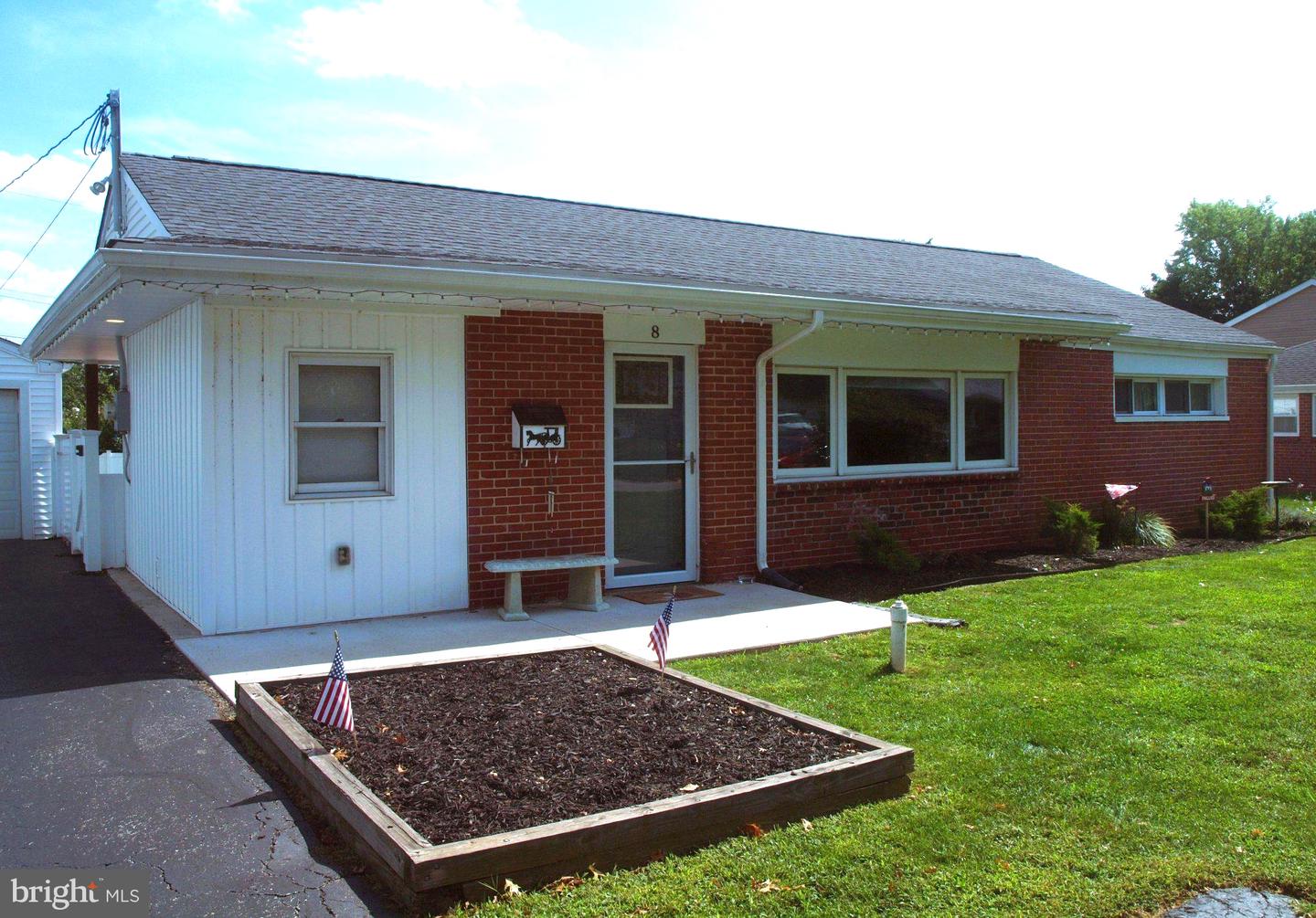 8 Laurel Ln — photo