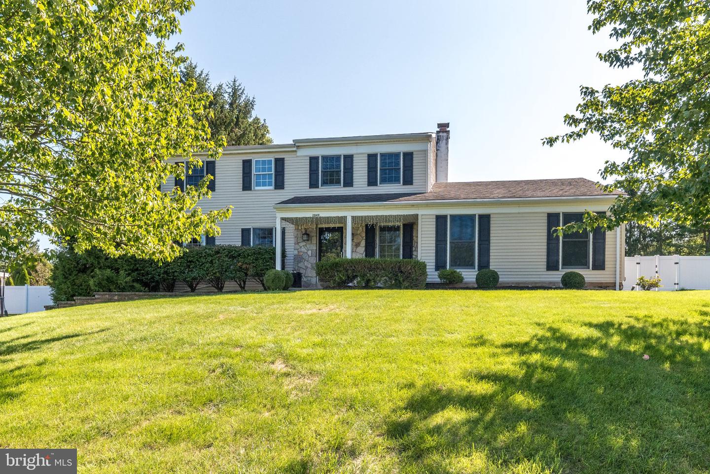 2049 Valley View Way — photo