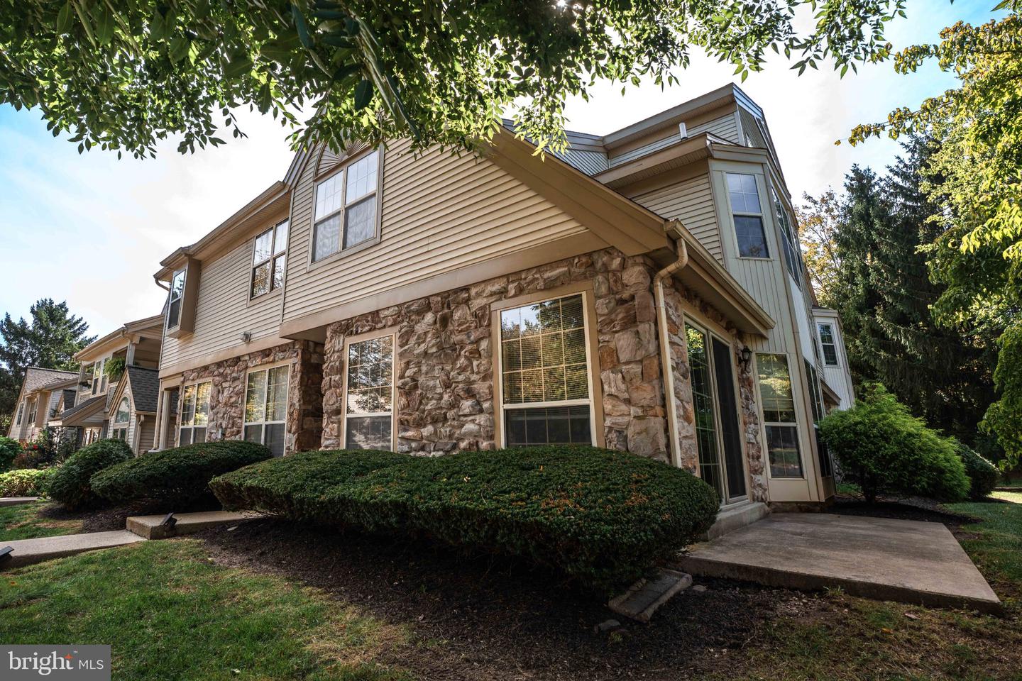 1401 Stratford Ct — photo