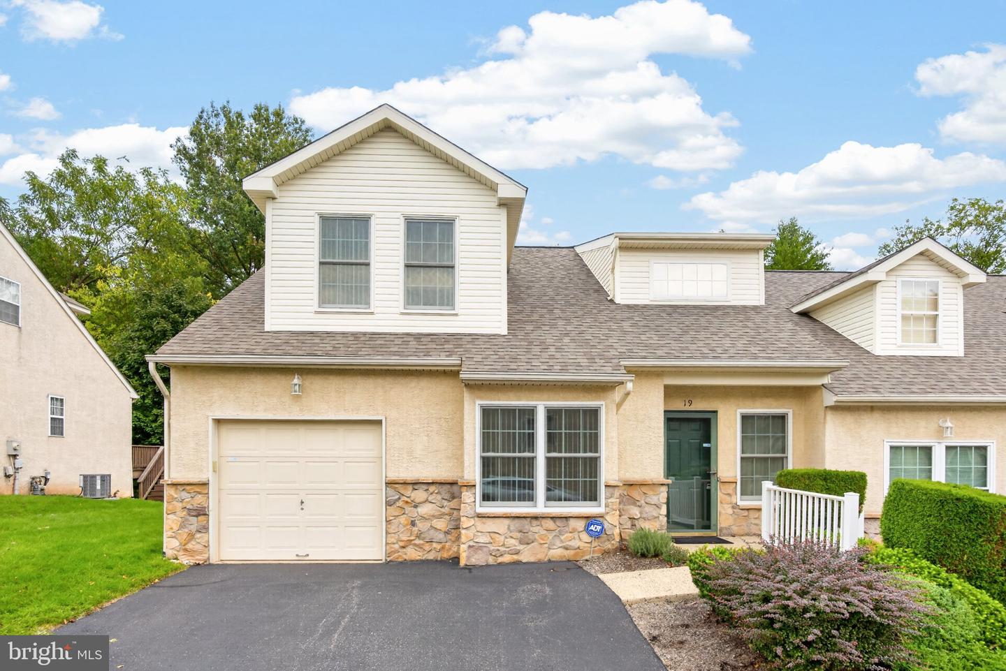 19 Stuart Dr #19 — photo