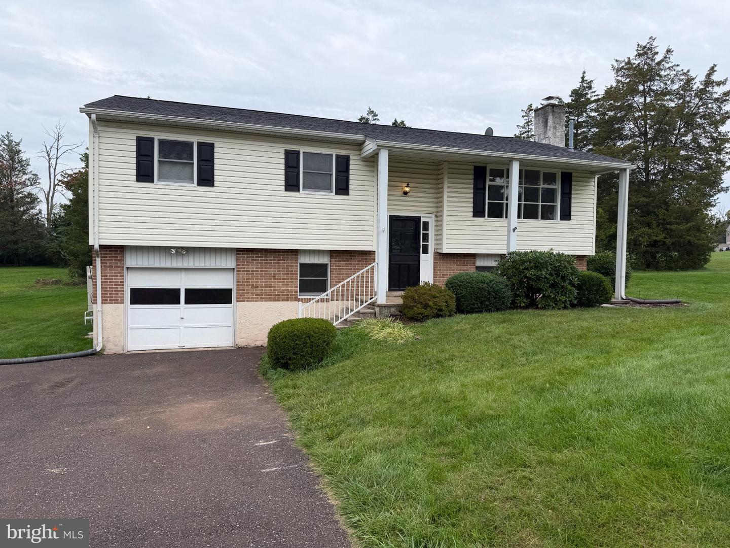1170 Woodmere Dr # — photo