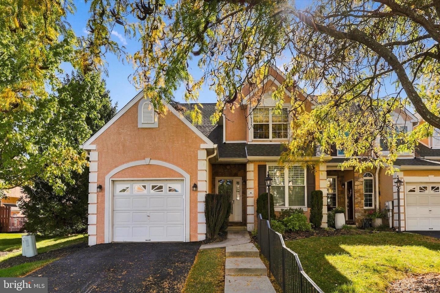 44 Wheatsheaf Ln # — photo