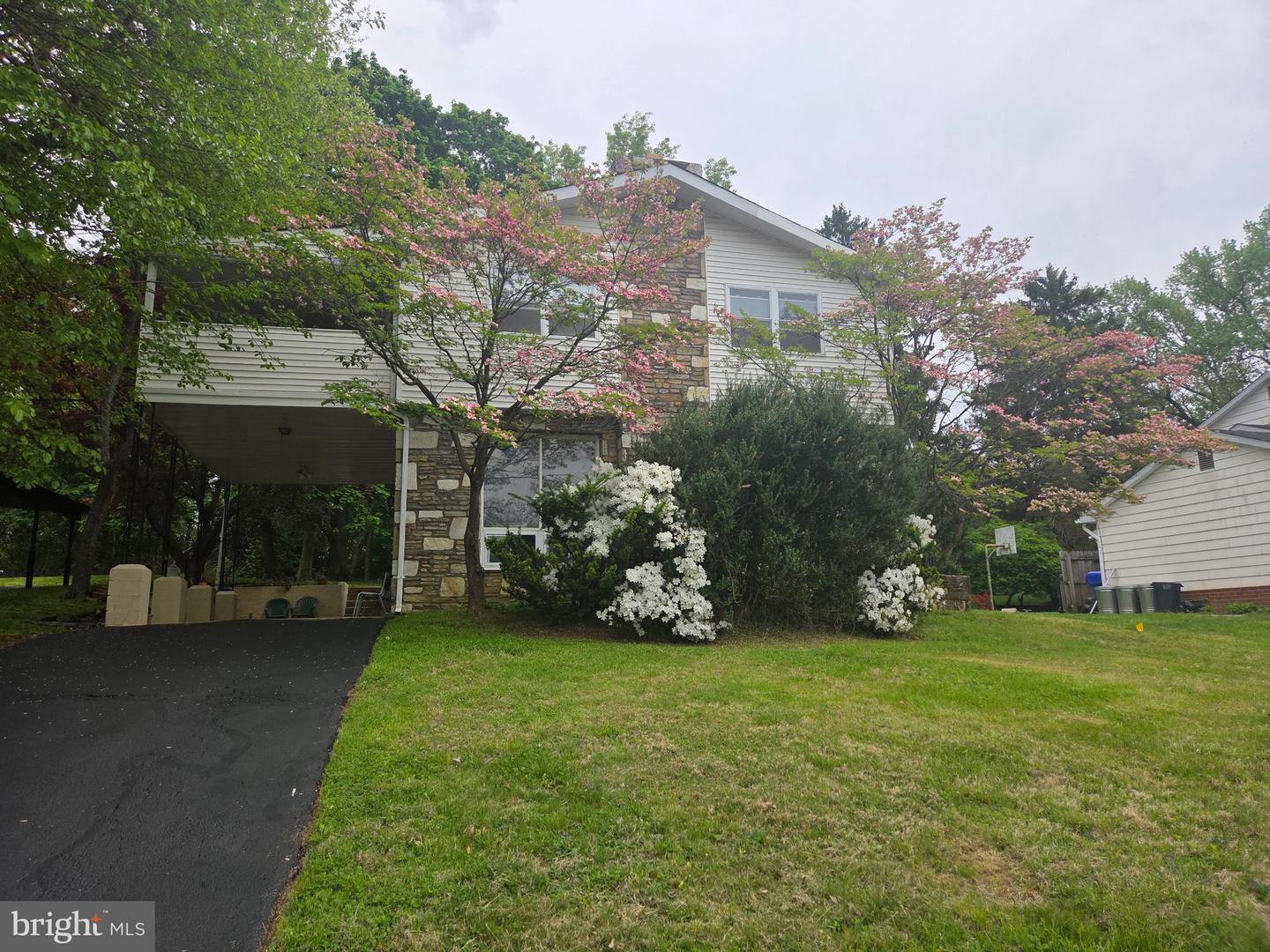 609 Foster Rd # — photo
