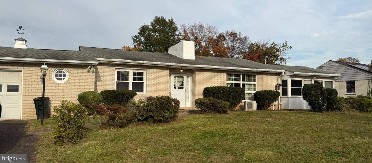 710 White Pine Ln — photo