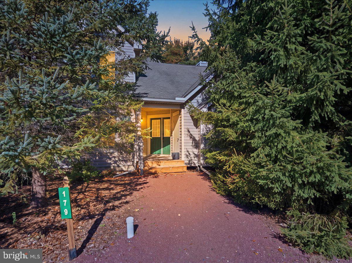 179 Hawthorne Ct — photo