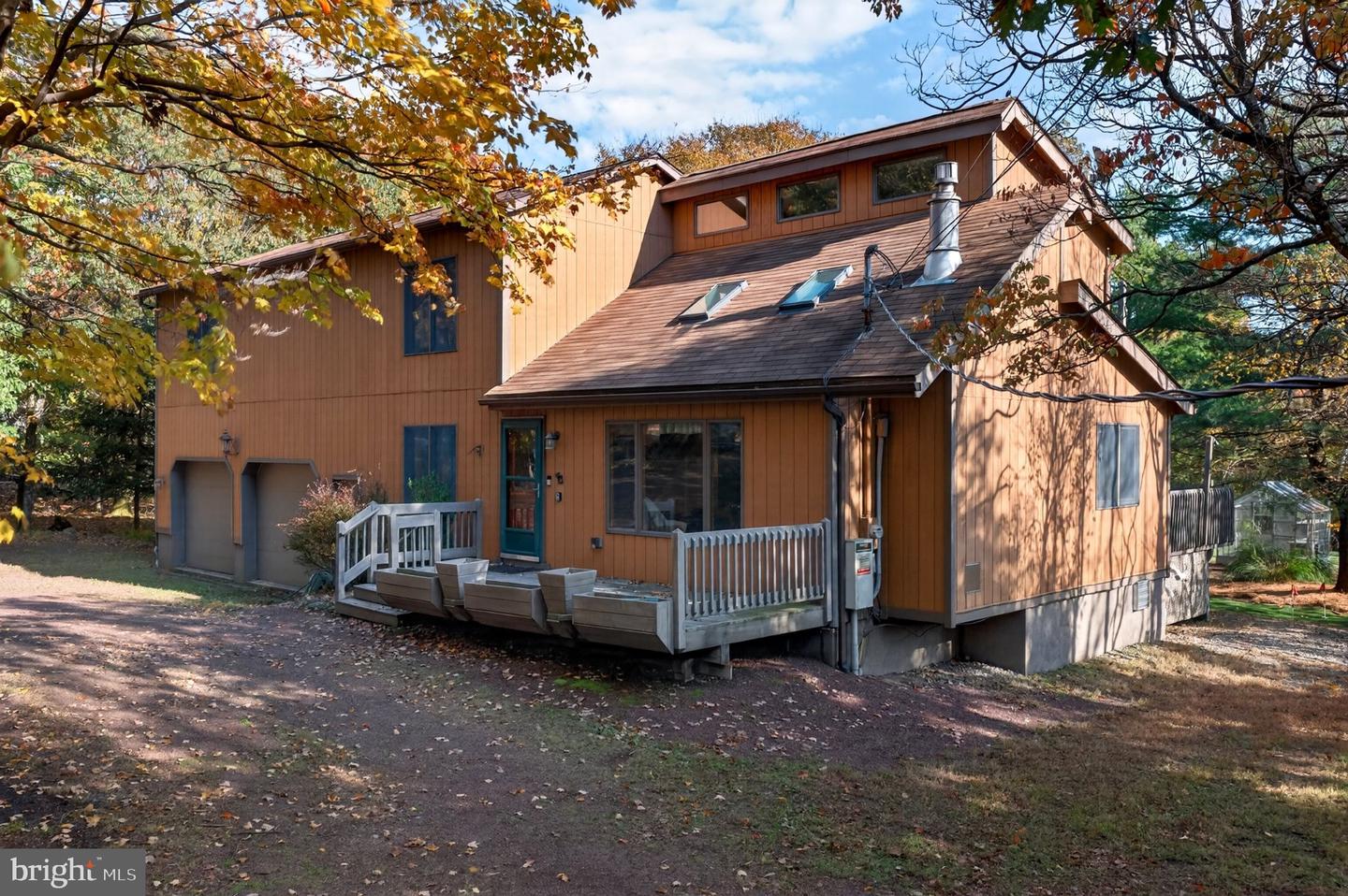 320 Midland Ct — photo