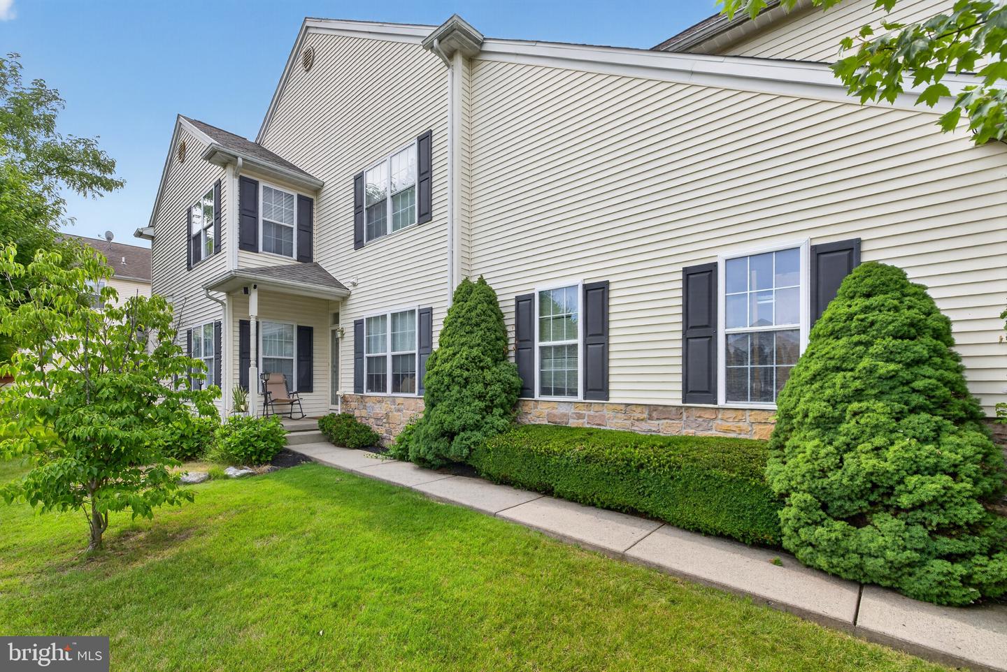 142 Willow Dr — photo