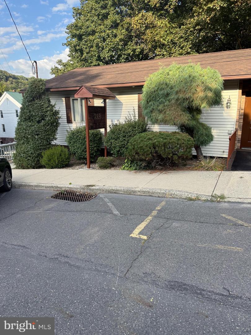 219 N Vine St — photo
