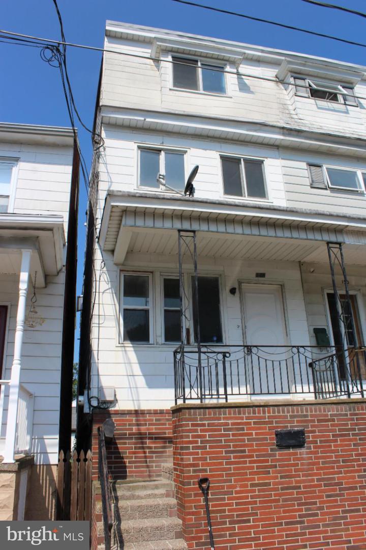 148 N Locust St — photo