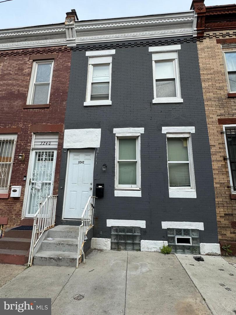 3242 N Randolph St — photo