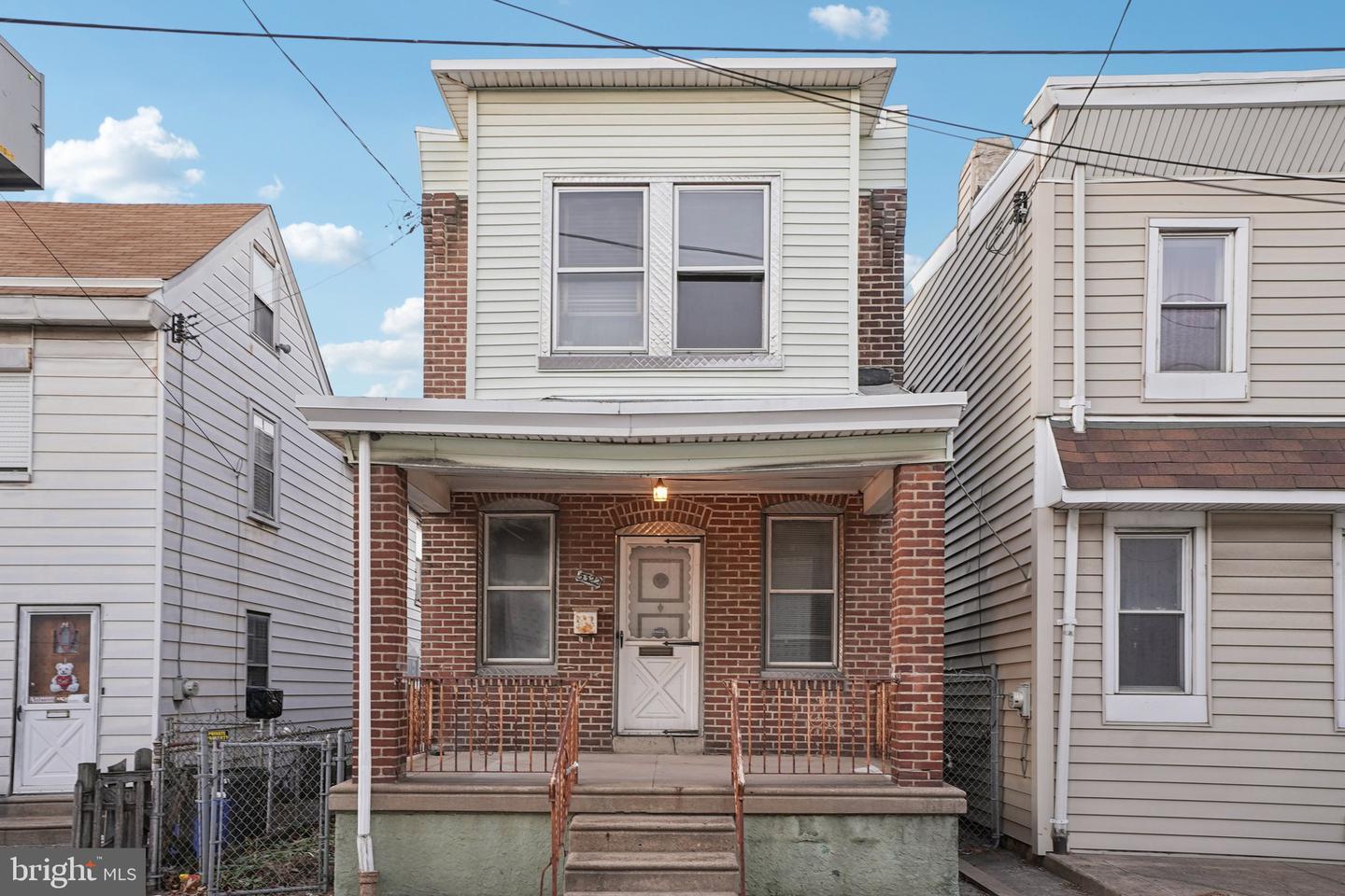 5322 James St — photo