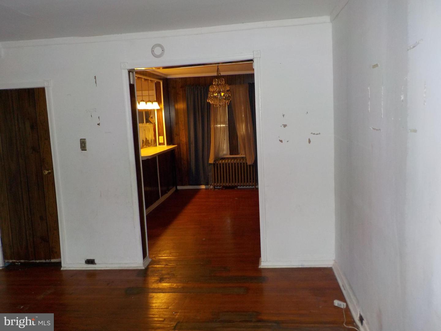867 E Price St E — photo