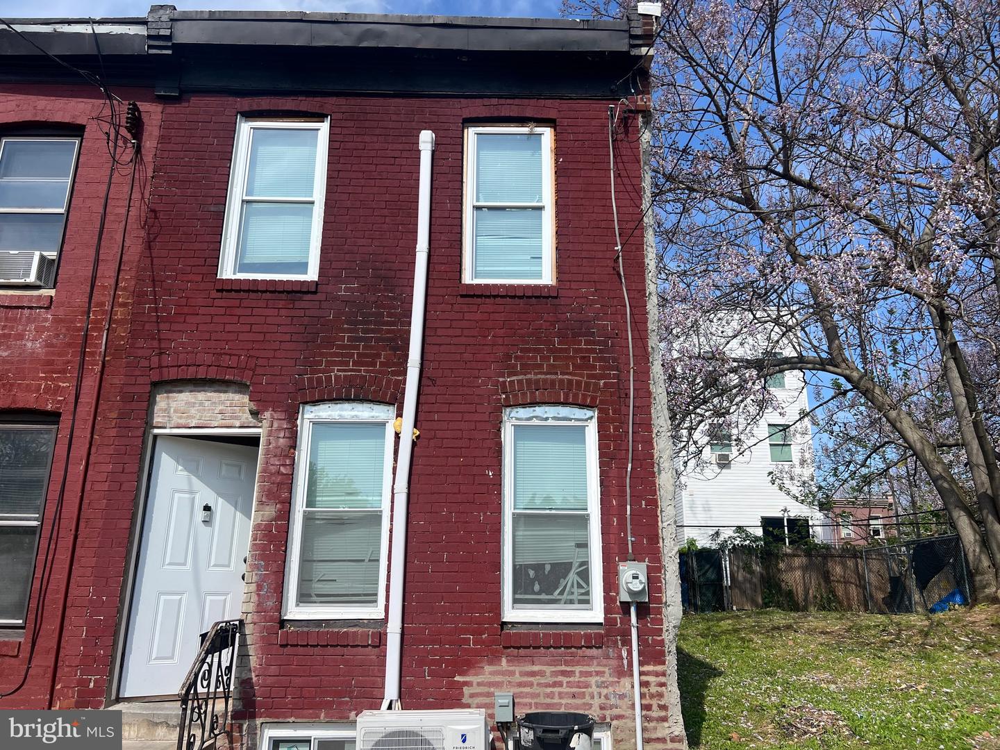 2536 N Warnock St — photo