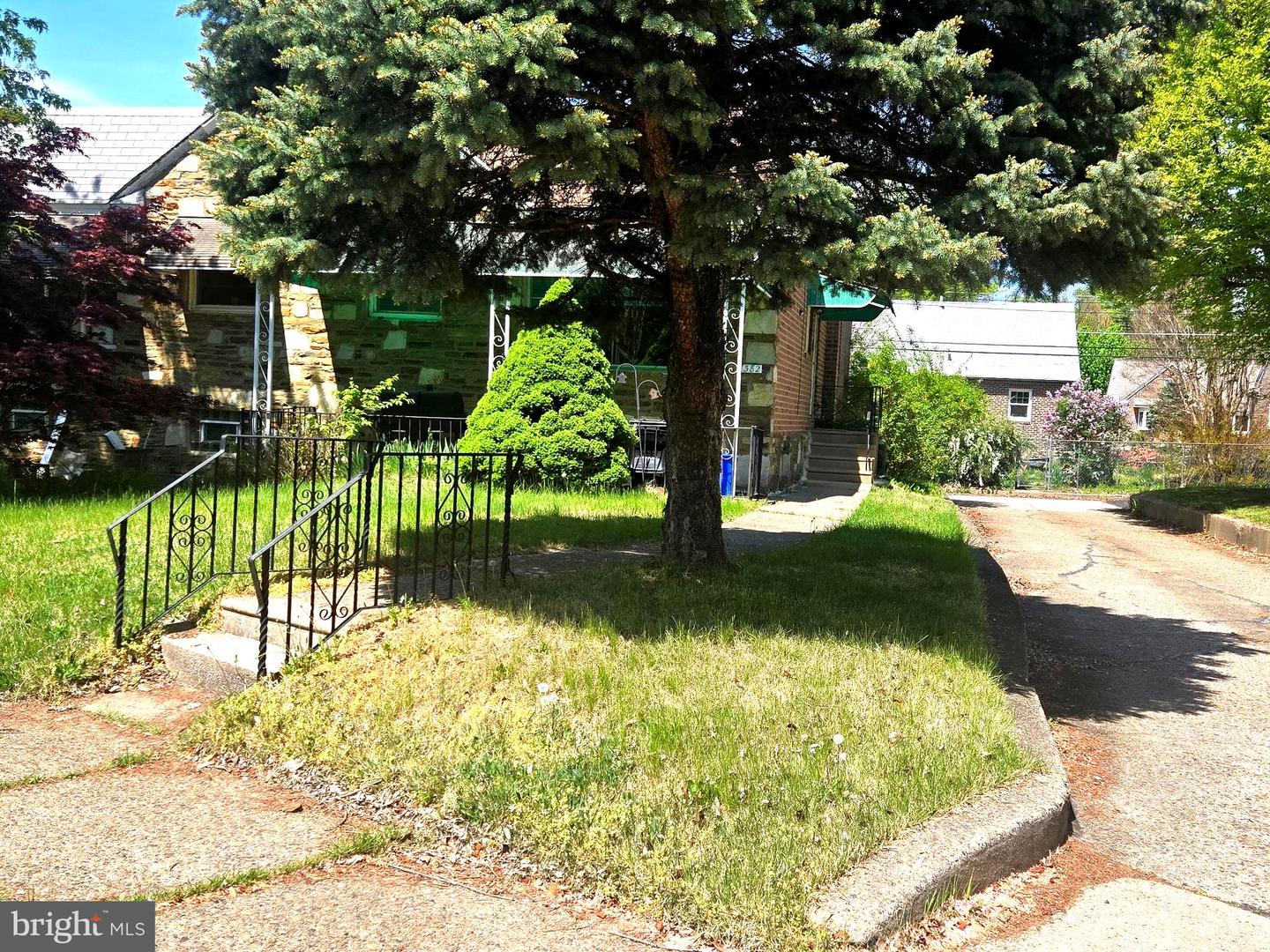 7382 Shelbourne St — photo