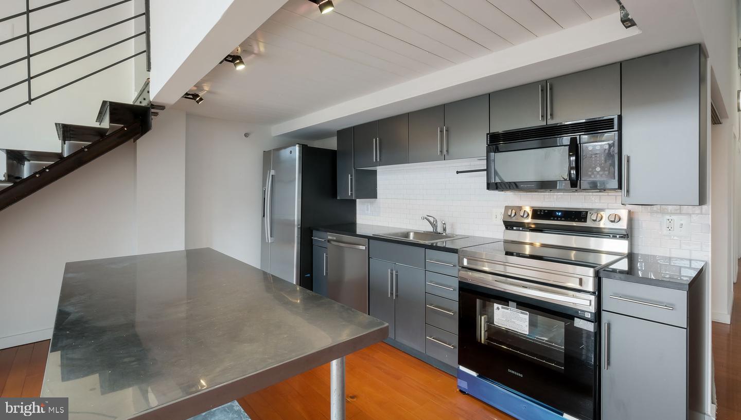 1027 Arch St #407 — photo