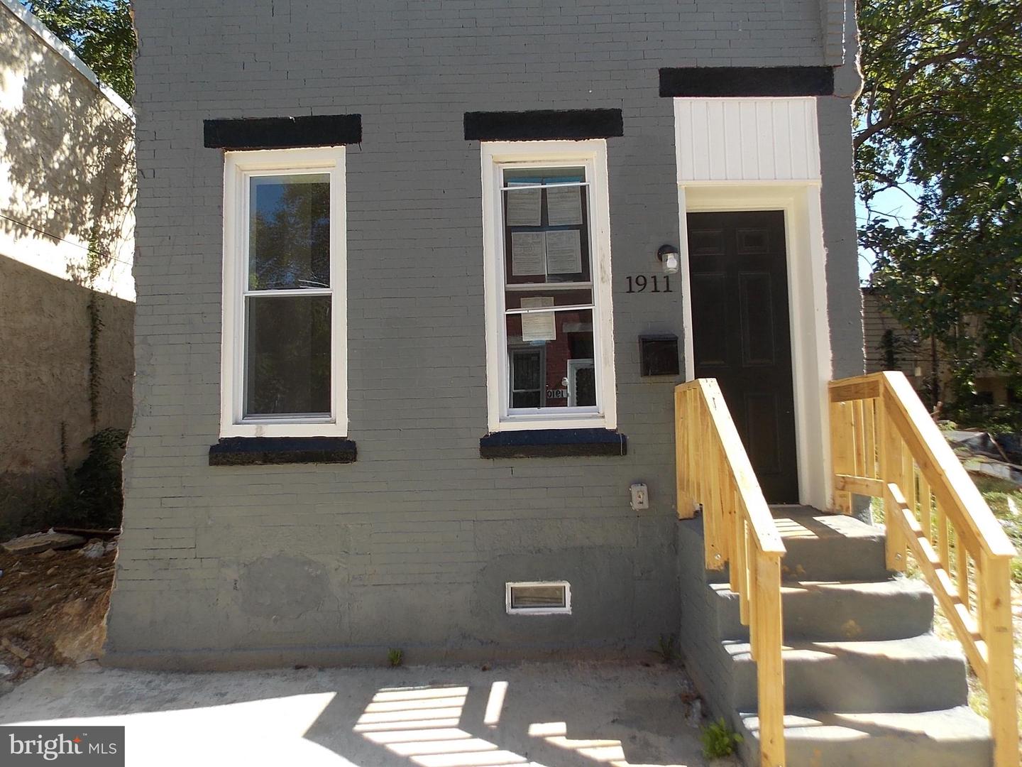 1911 N Taylor St — photo