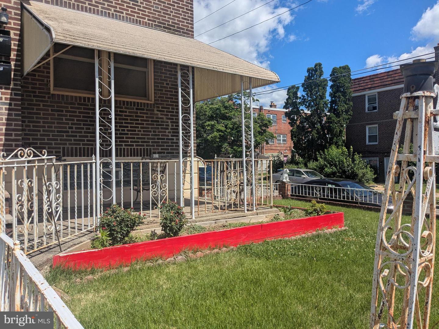 1327 E Weaver St — photo