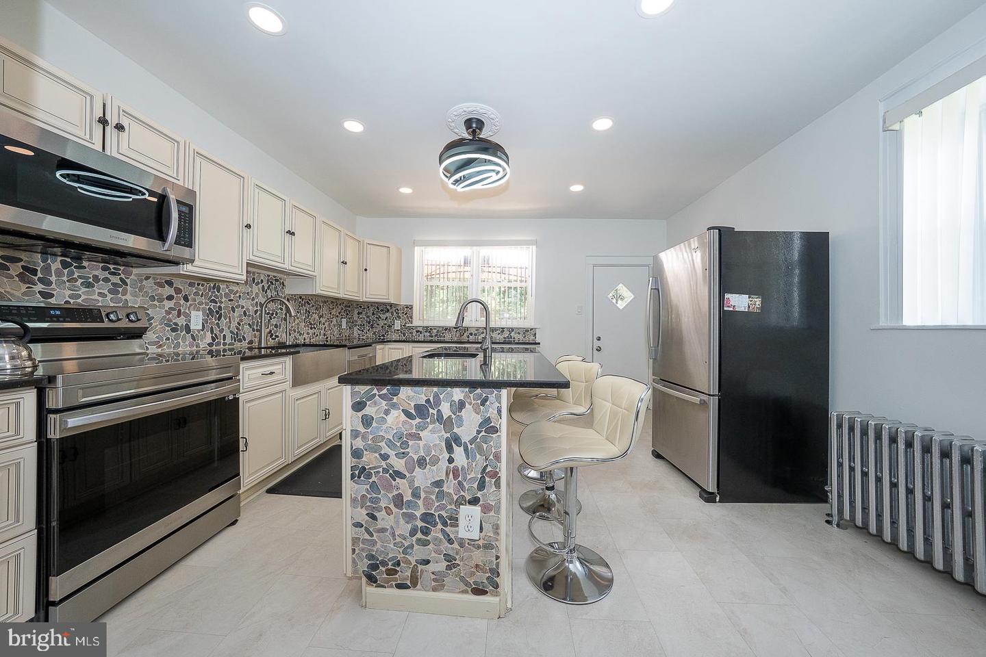 5652 McMahon St — photo