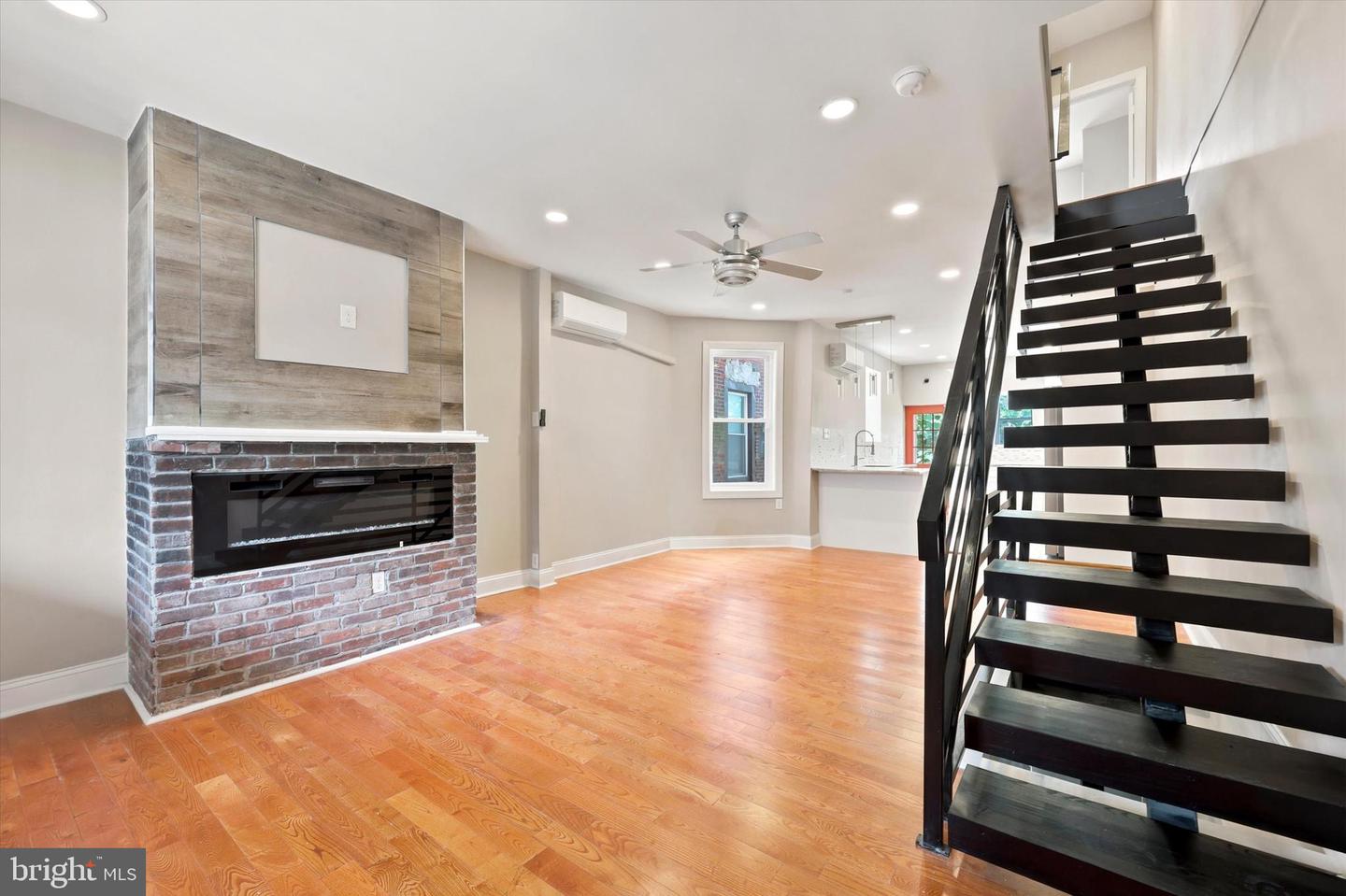 5439 Regent St — photo