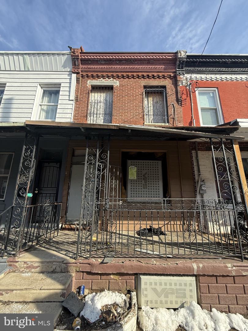 2443 W Oakdale St — photo