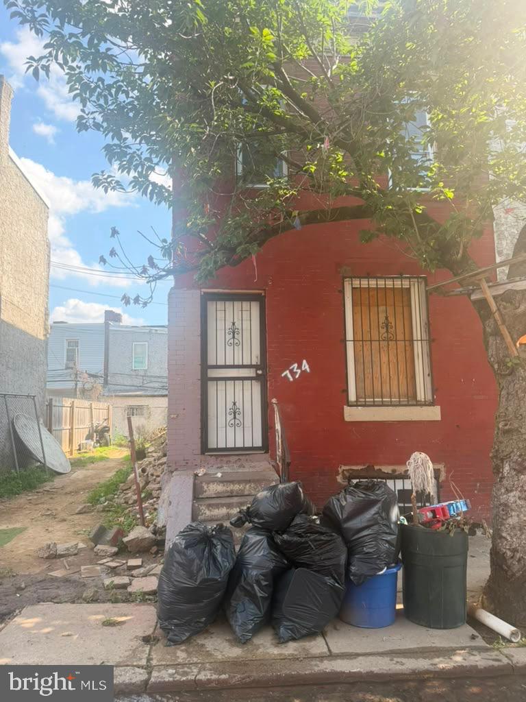 734 W Russell St — photo