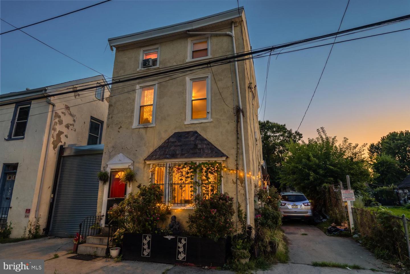 234 W Queen Ln — photo