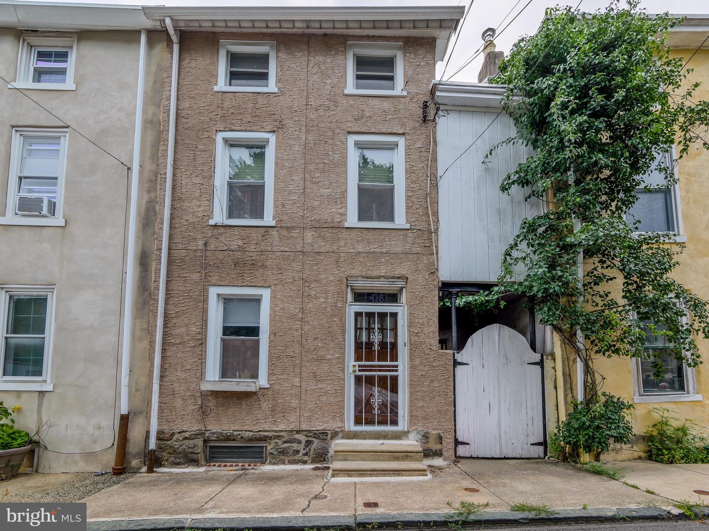418 W Woodlawn St — photo