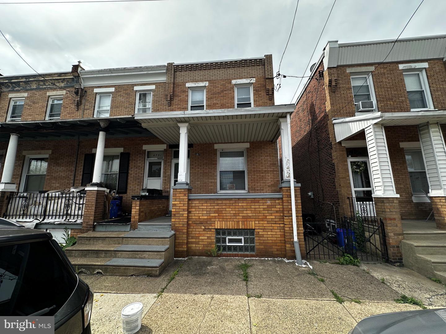 4749 James St — photo