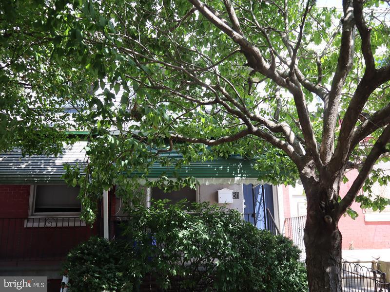 811 N Holly St — photo