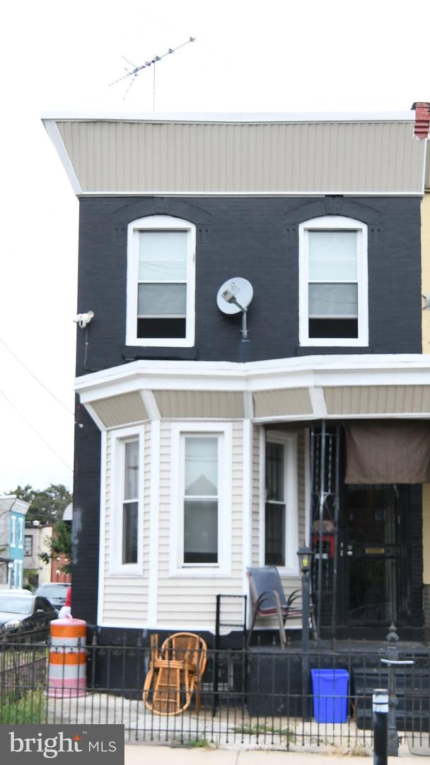 1121 W Silver St — photo