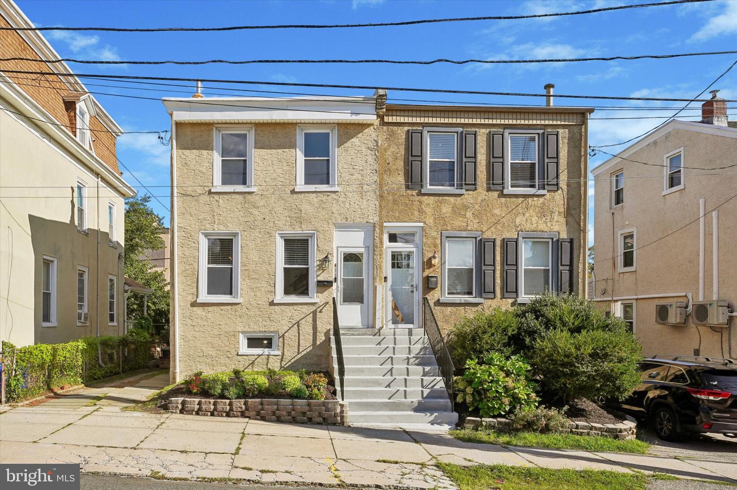 411 Leverington Ave — photo