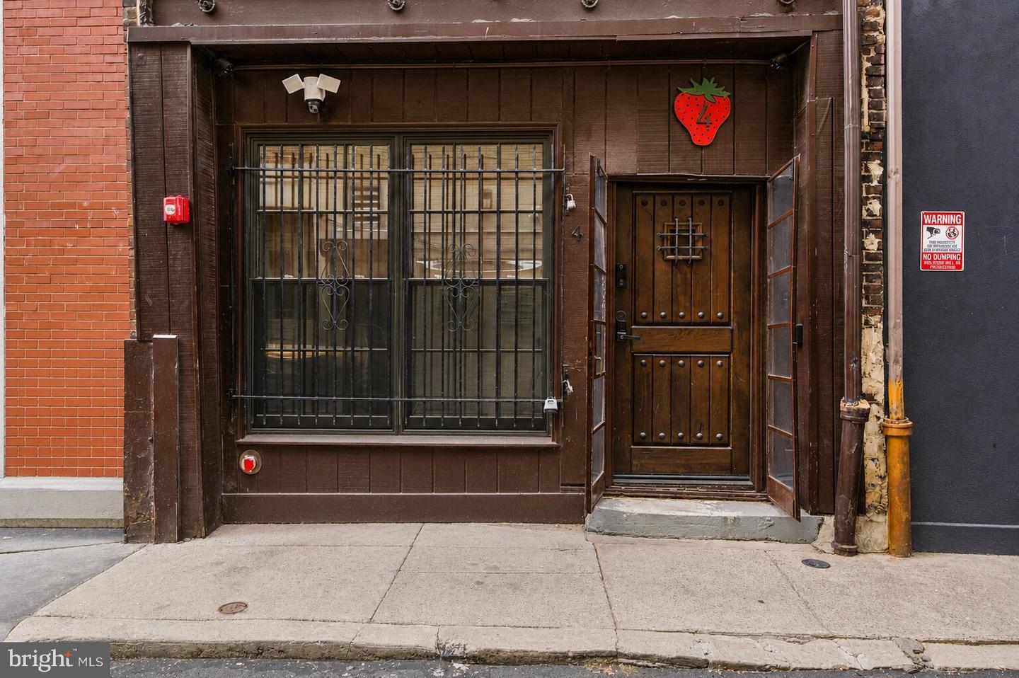 4 S Strawberry St — photo