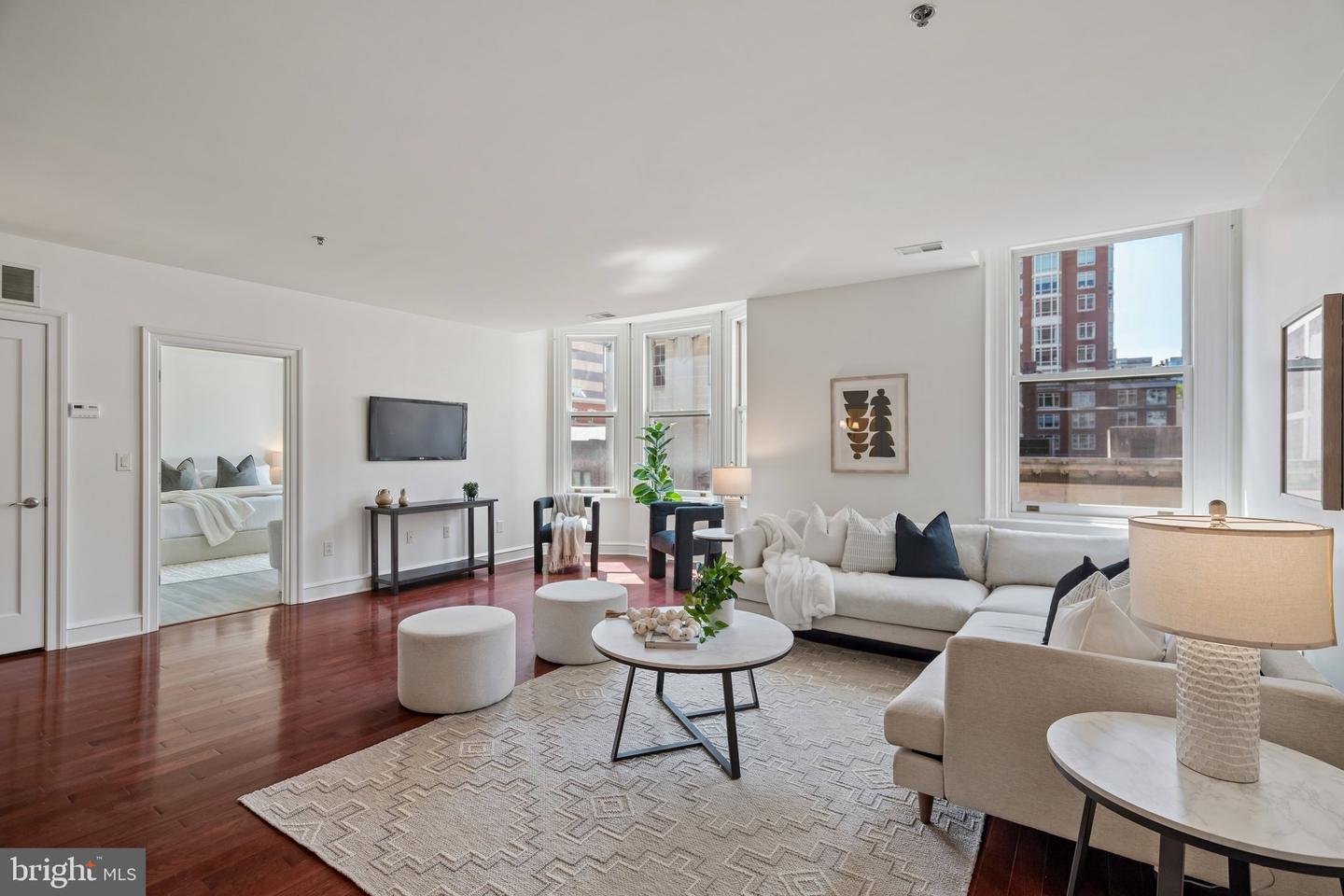 1811 Chestnut St #402 — photo