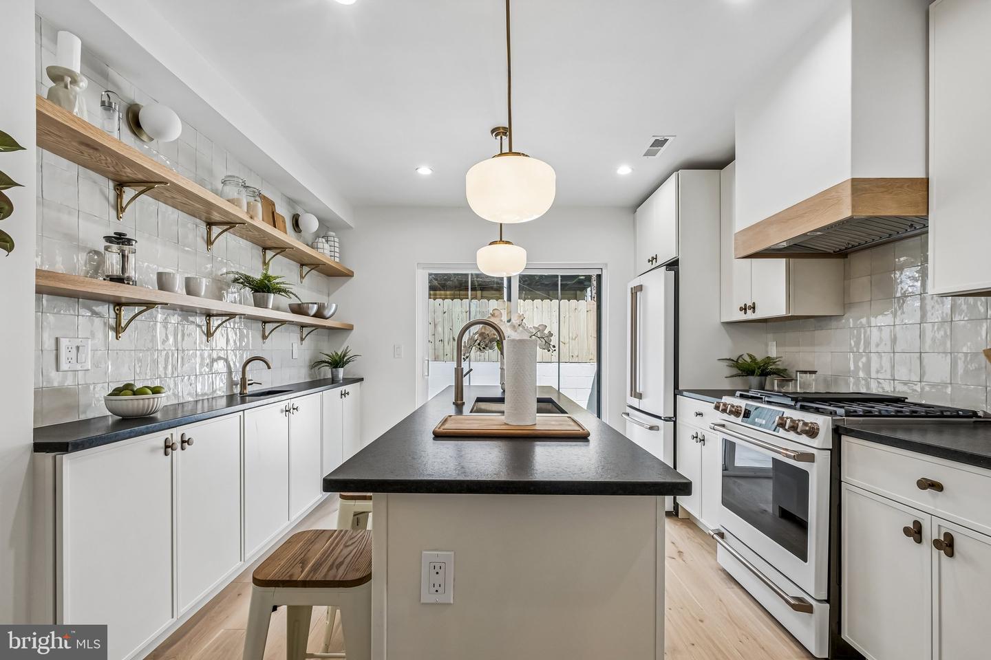 1011 Mountain St — photo