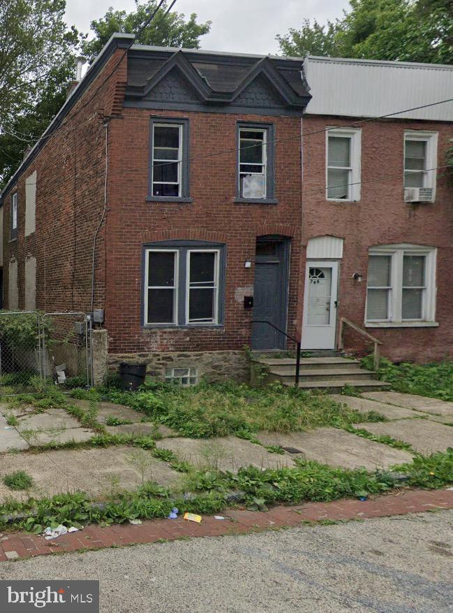 748 E Gray St — photo