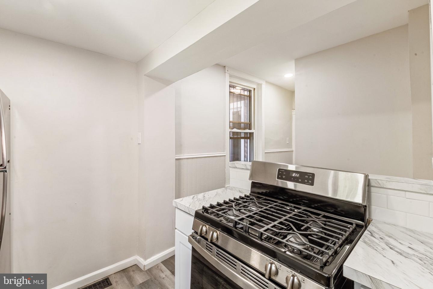 255 N Hobart St — photo
