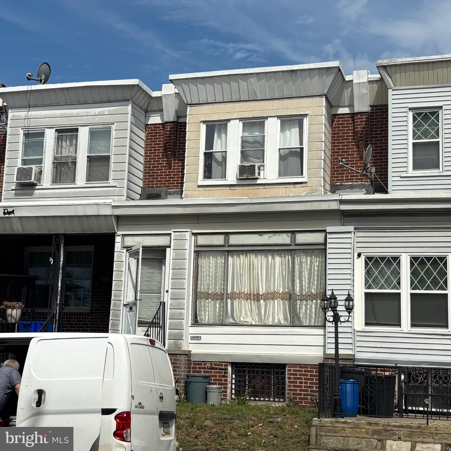 5208 Saul St — photo