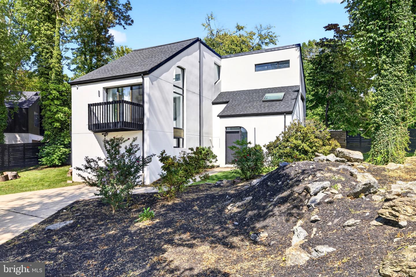 1001 W Allens Ln — photo