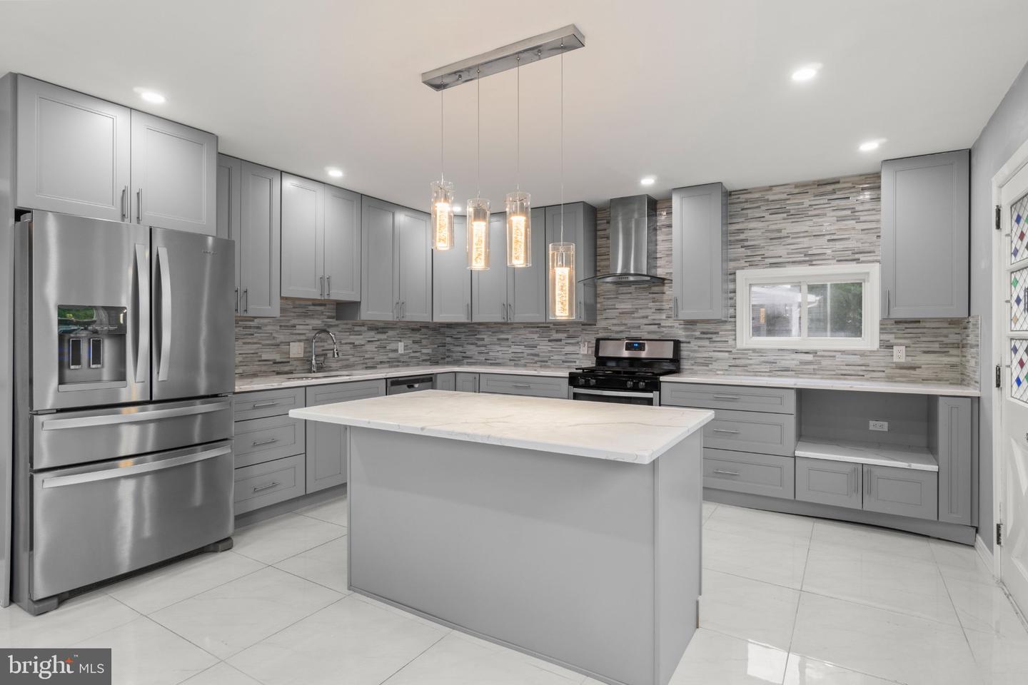 11405 Gifford Ave — photo