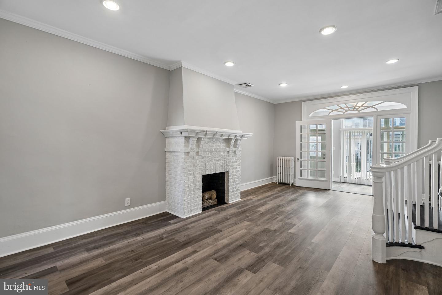 6033 W Oxford St — photo
