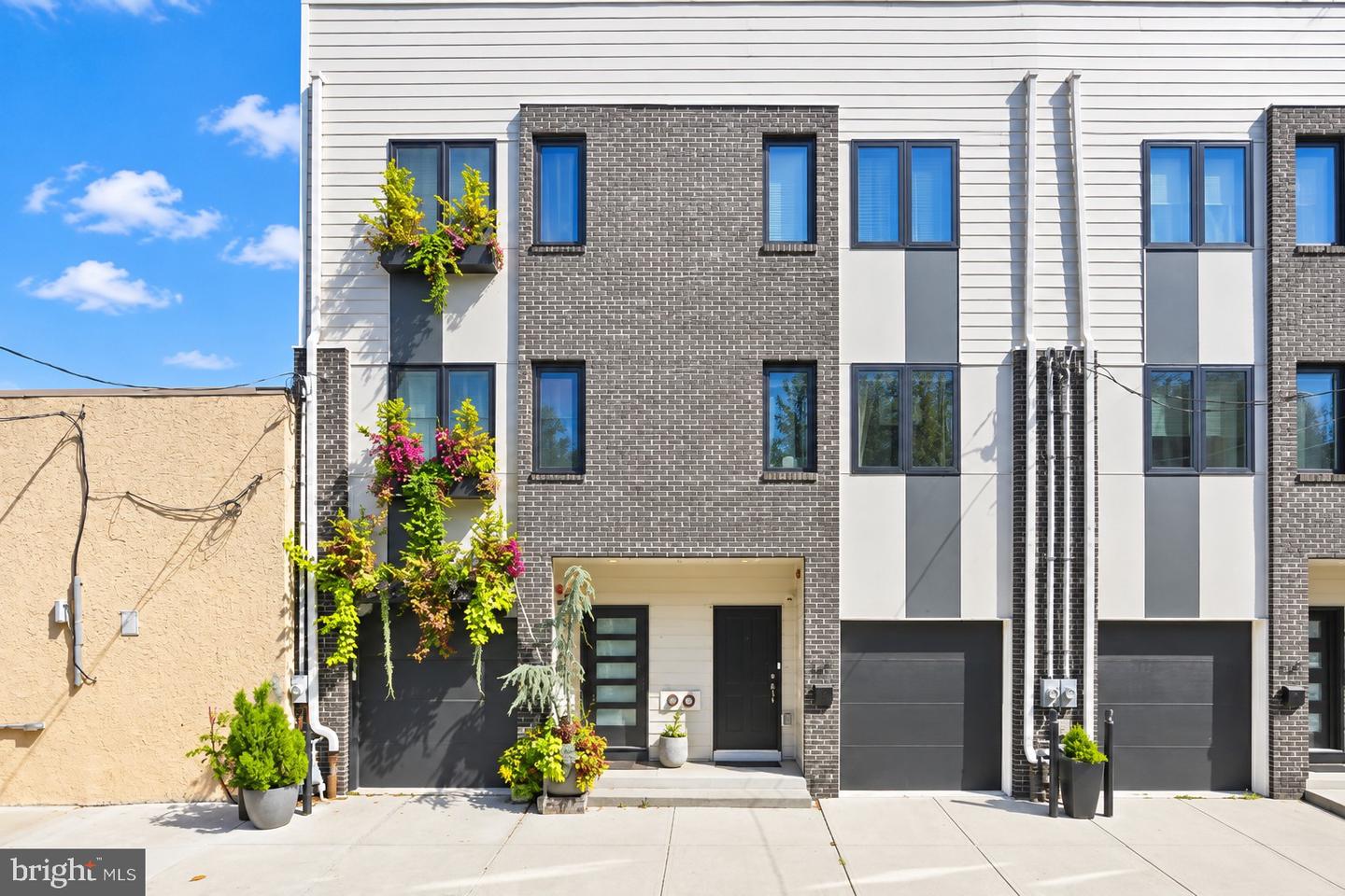 1417 S Howard St — photo