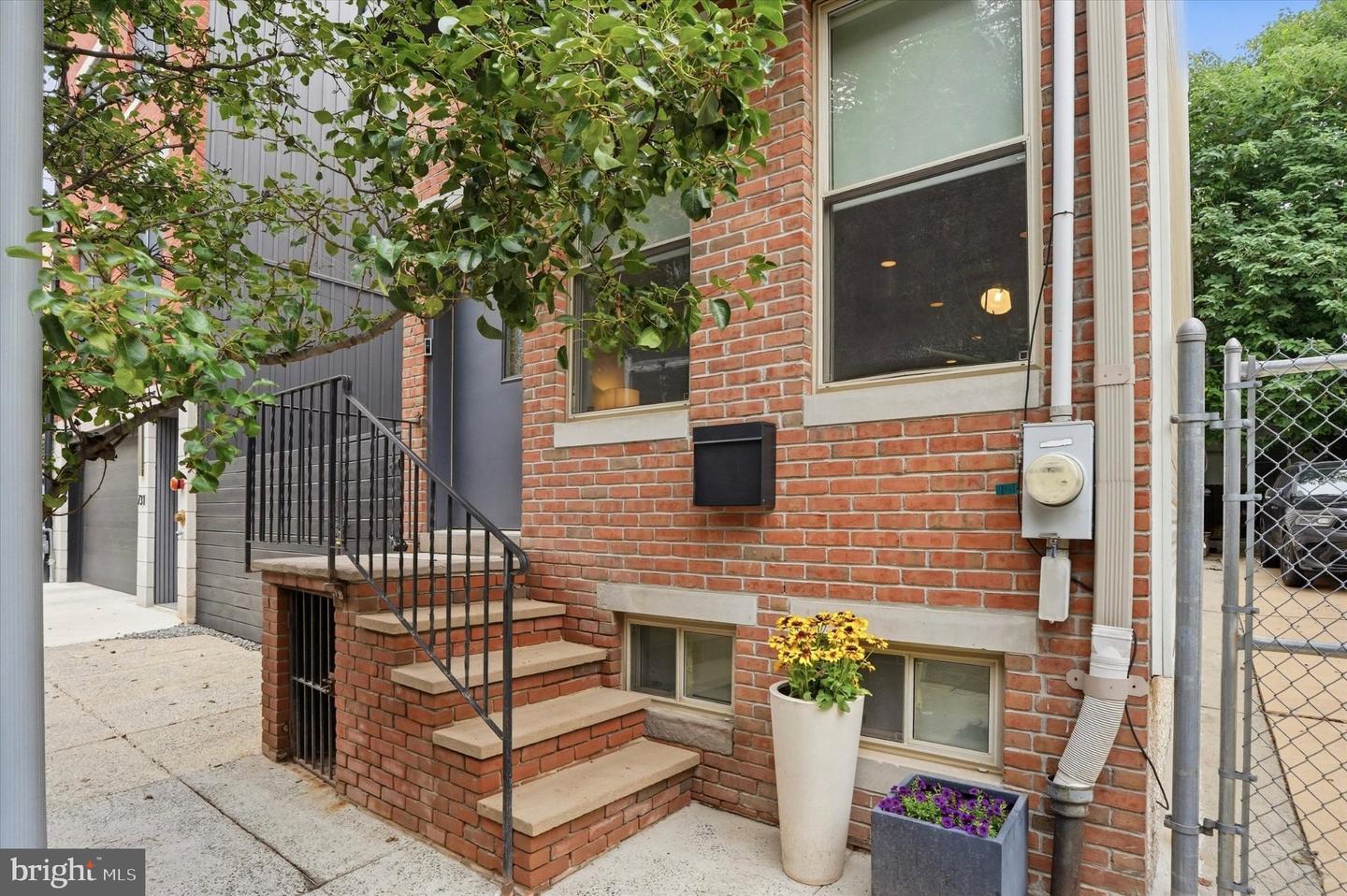 727 N Uber St — photo