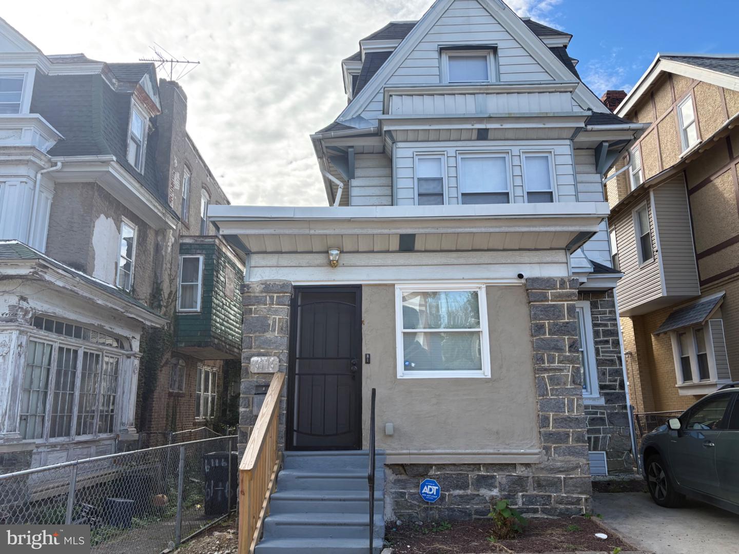 6116 Oxford St W — photo