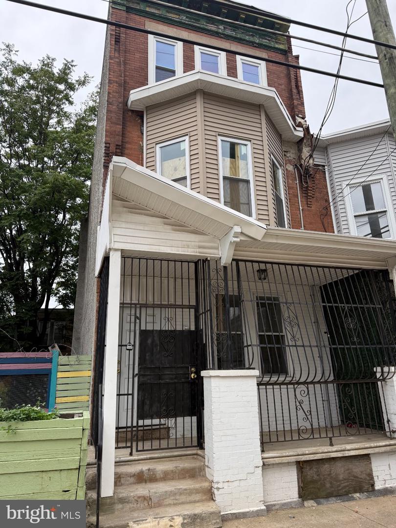 738 E Westmoreland St — photo