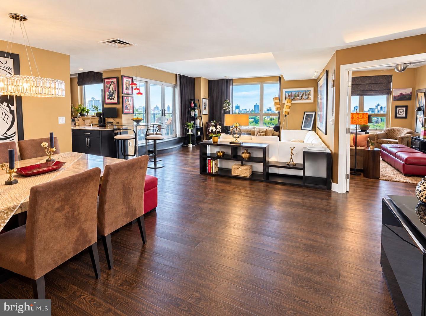 717 S Columbus Blvd #901 — photo