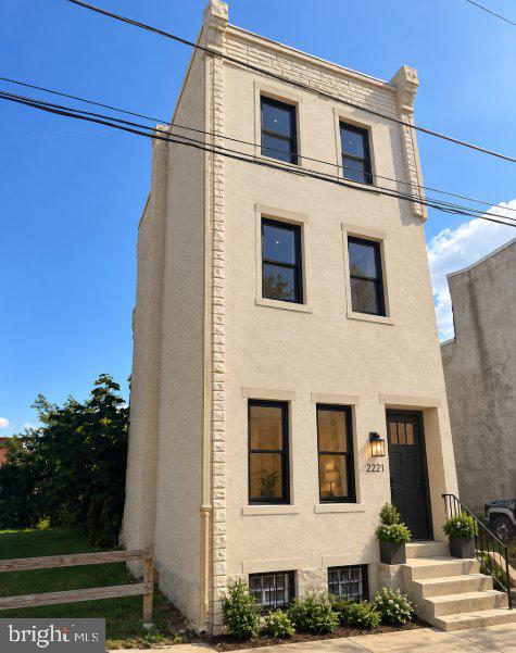 2221 N Uber St — photo