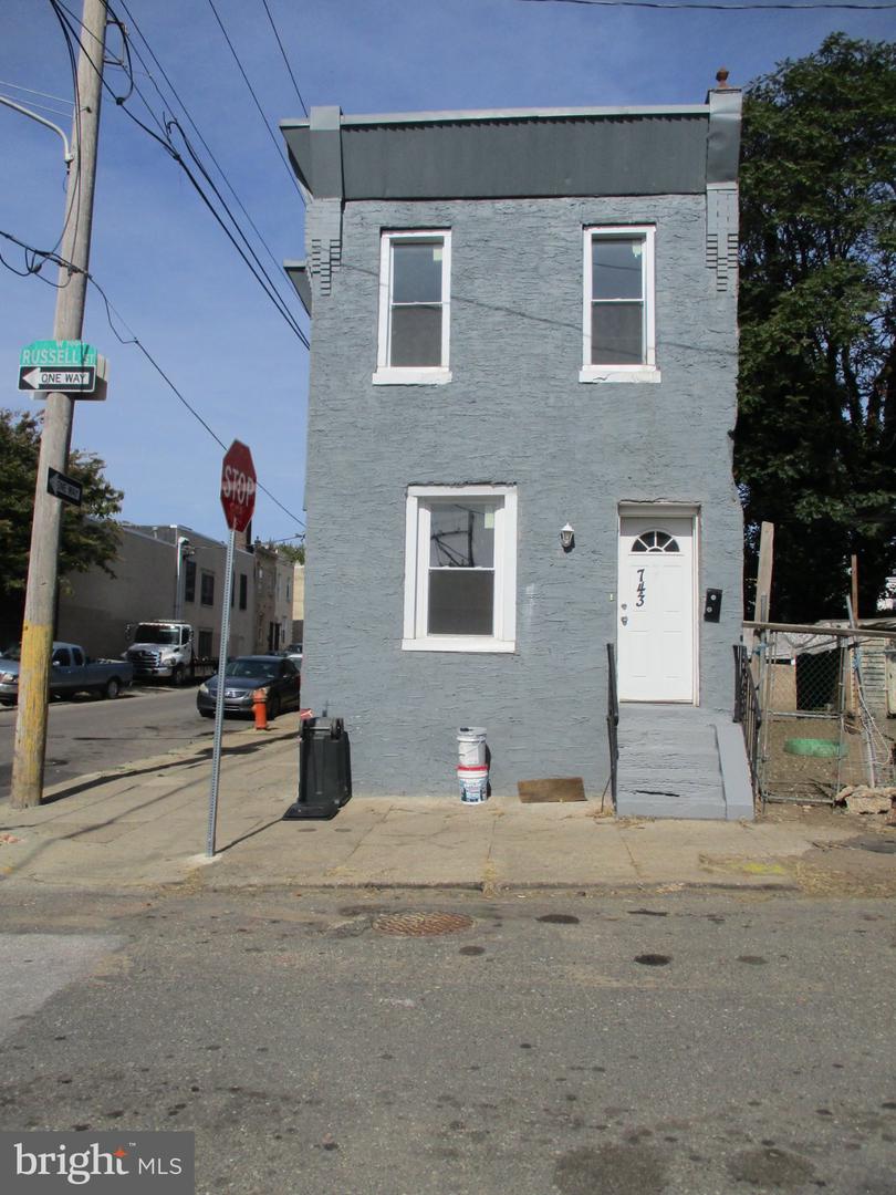 743 W Russell St — photo