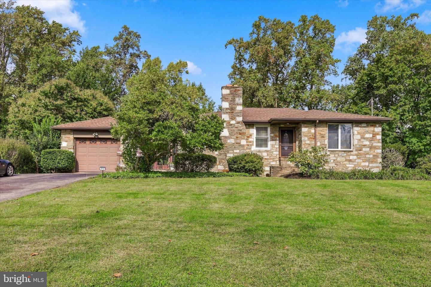 711 Stratford Dr — photo