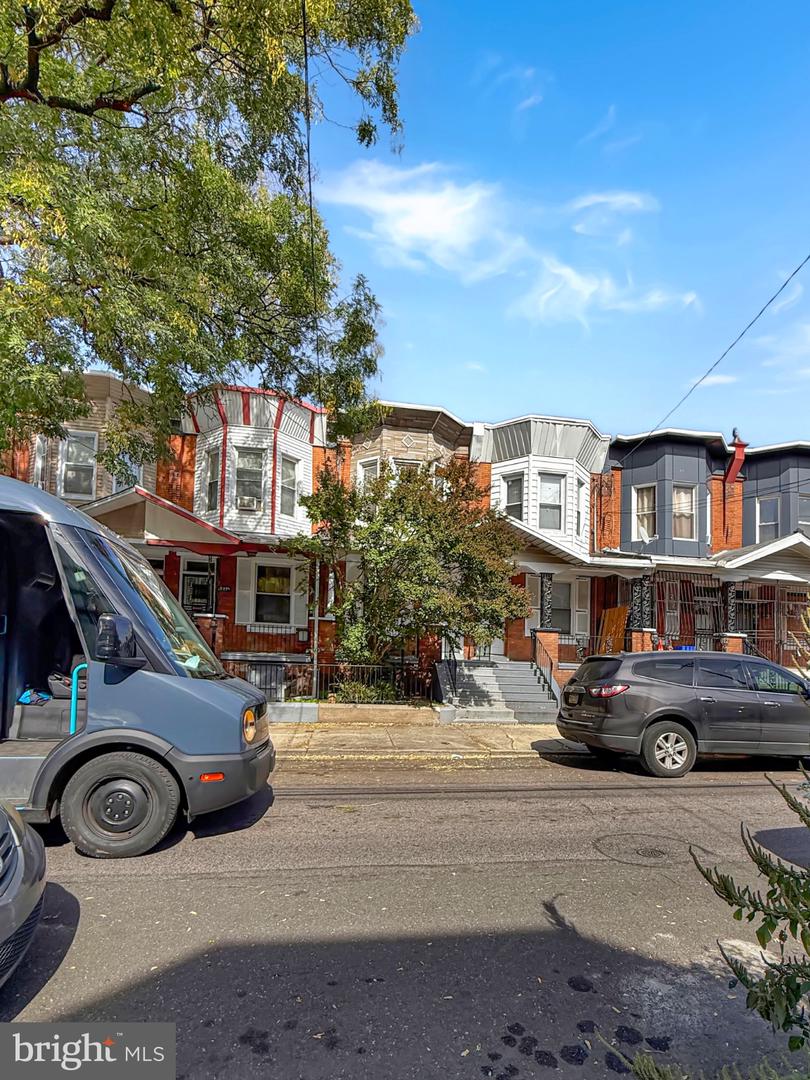 2317 W Cumberland St — photo