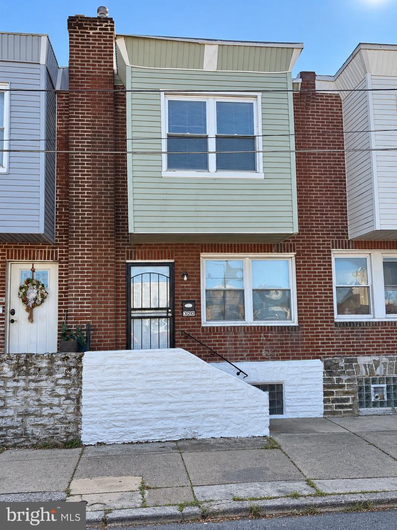 320 W Courtland St W — photo